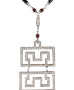 Overview. Langes Collier mit Granaten, Onyx und Brillanten