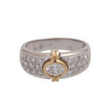 Ring mit einem ovalen Diamanten und seitlich Brillantbesatz, - photo 1