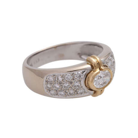 Ring mit einem ovalen Diamanten und seitlich Brillantbesatz, - photo 2