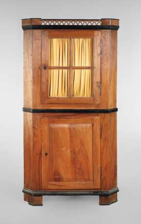 Klassizistischer Eckschrank - photo 1