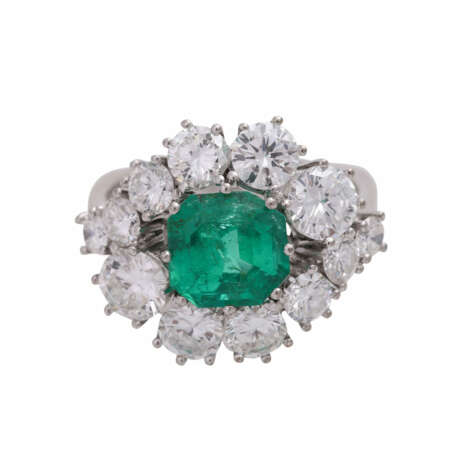 Ring mit Smaragd, ca. 1,85 ct und 12 Brillanten, zusammen ca. 2,7 ct, - фото 1