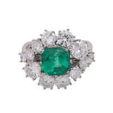 Ring mit Smaragd, ca. 1,85 ct und 12 Brillanten, zusammen ca. 2,7 ct, - Foto 1