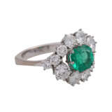 Ring mit Smaragd, ca. 1,85 ct und 12 Brillanten, zusammen ca. 2,7 ct, - photo 2