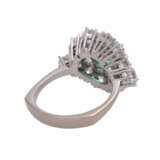 Ring mit Smaragd, ca. 1,85 ct und 12 Brillanten, zusammen ca. 2,7 ct, - photo 3