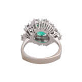 Ring mit Smaragd, ca. 1,85 ct und 12 Brillanten, zusammen ca. 2,7 ct, - photo 4