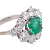 Ring mit Smaragd, ca. 1,85 ct und 12 Brillanten, zusammen ca. 2,7 ct, - Foto 5