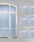 Übersicht. Zehn große Bogenfenster