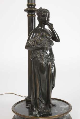 Figürliche Tischlampe - photo 3