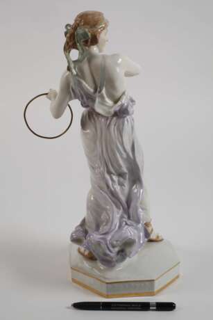 Meissen ”Reifenspielerin mit Stab” - photo 4