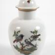 Meissen Urnenvase Vogelmalerei mit Insekten - Prix ​​des enchères