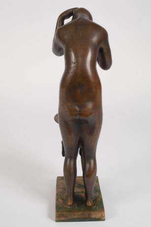 Frau beim Haarewaschen - photo 4