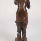 Frau beim Haarewaschen - photo 4