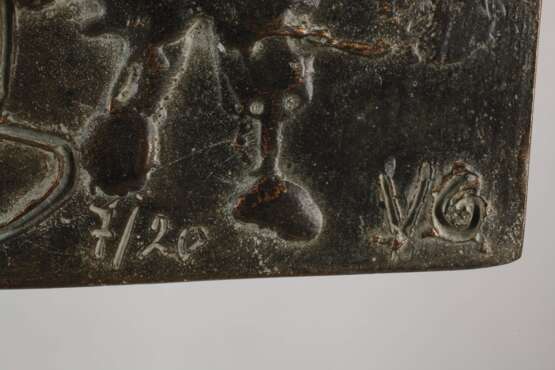 Monogrammist V.G., zwei moderne Bronzereliefs - photo 3