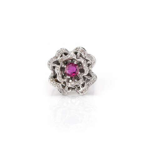 Ladies' ring in flower shape with diamond and ruby setting - photo 1