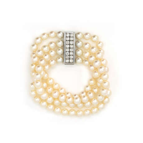 Pearl bracelet with diamond clasp - photo 1