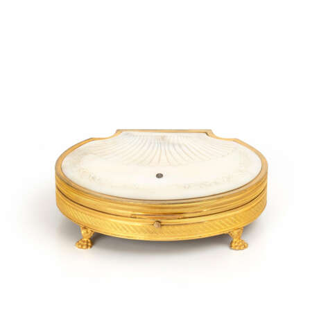 Mother-of-pearl Nécessaire à Couture from the workshops of the Palais Royal in Paris (attributed) - photo 1