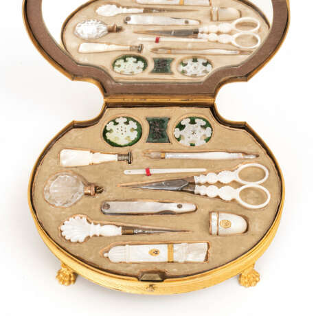 Mother-of-pearl Nécessaire à Couture from the workshops of the Palais Royal in Paris (attributed) - photo 4