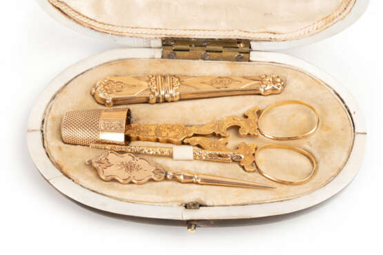 Nécessaire à Couture in tortoiseshell case, circa 1820 - 1830 - photo 3