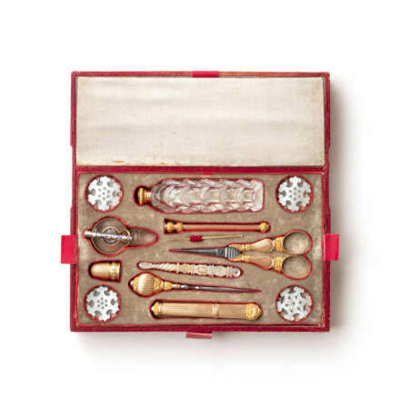 Nécessaire à Couture with sewing utensils, pencil, magnifying glass and bottle - photo 1