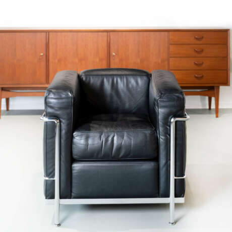 Cassina Grand Confort armchair 'LC2', designed by Le Corbusier, Jeanneret and Perriand - photo 1