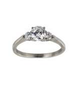 Produktkatalog. Bague en metal blanc avec pierres Swarovski blanches.