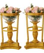 Aperçu. Une paire de pots de fleurs grandioses et d&eacute;coratifs de Jardini&egrave;re dans le style de Napol&eacute;on III. France. Le tournant du 19e-20e si&egrave;cle. 