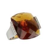 Aperçu. Bague en or blanc 18 carats avec c&eacute;trine couleur cognac et diamants. Italie. Deuxi&egrave;me moiti&eacute; du 20e si&egrave;cle. 