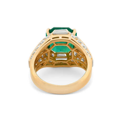 EMERALD AND DIAMOND 'TROMBINO' RING MOUNTED BY BULGARI - photo 4