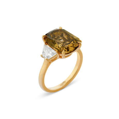 COLOURED DIAMOND AND DIAMOND RING - photo 1