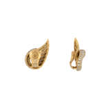 VAN CLEEF & ARPELS DIAMOND AND EMERALD SWAN EARRINGS - photo 3