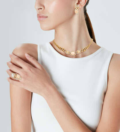 BULGARI SUITE OF CORAL, QUARTZ AND DIAMOND JEWELLERY - photo 2