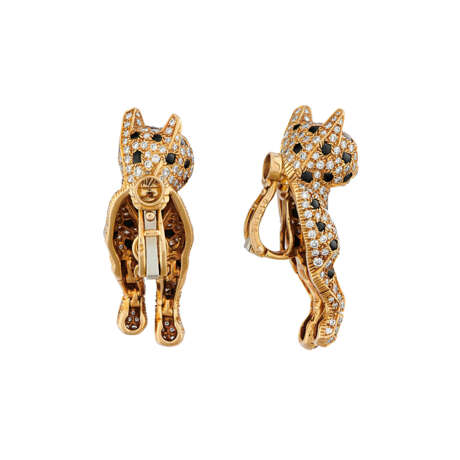 CARTIER DIAMOND, ONYX AND EMERALD 'PANTHÈRE' EARCLIPS - photo 3