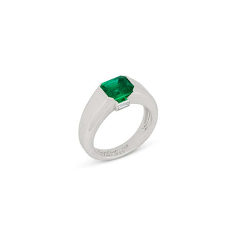 CARTIER EMERALD AND DIAMOND RING - photo 1