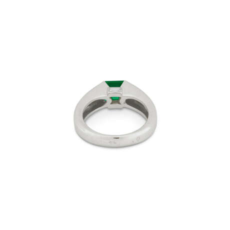 CARTIER EMERALD AND DIAMOND RING - photo 4