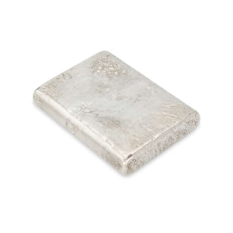 EARLY 20TH CENTURY RUSSIAN DIAMOND, SAPPHIRE AND SILVER CASE WITH SAMORODOK FINISH - фото 3