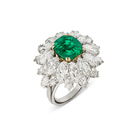 EMERALD AND DIAMOND RING - photo 1