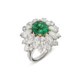 EMERALD AND DIAMOND RING - photo 1