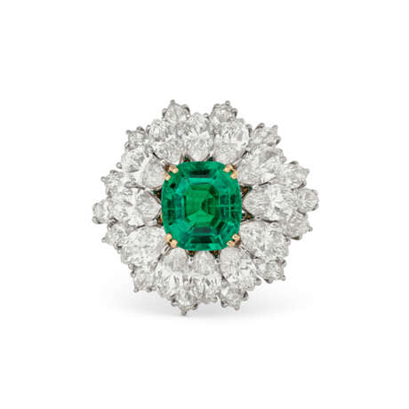 EMERALD AND DIAMOND RING - photo 3