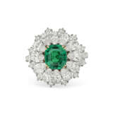 EMERALD AND DIAMOND RING - photo 3