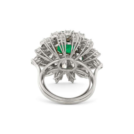 EMERALD AND DIAMOND RING - photo 4