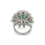 EMERALD AND DIAMOND RING - photo 4