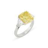 COLOURED DIAMOND AND DIAMOND RING - photo 1