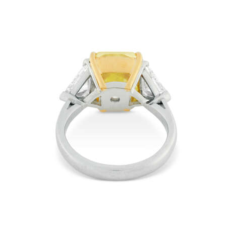 COLOURED DIAMOND AND DIAMOND RING - photo 4