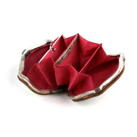Portefeuille elegant avec couvercles en nacre et compartiment cache. Cuir Neo-baroque At the turn of 19th -20th century - photo 6