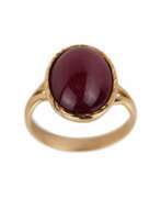 Aperçu. Bague doree avec rubis. 