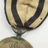 Kirchenstock Ostpreussen: Kriegsdenkmünze, 1813, mit gebogenen Armen. - photo 2