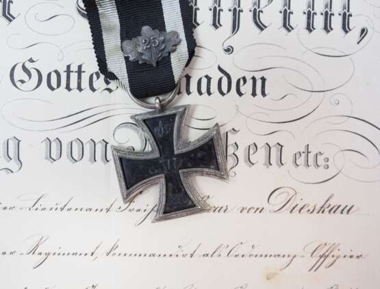 Preussen: Eisernes Kreuz, 1870, 2. Klasse mit Eichenbruch "25", Prinzengröße, mit Urkunde für einen Premier-Lieutenant im 2. Garde-Dragoner-Regiment, komm. als Ordonanz-Offizier beim Ober-Kommando der II. Armee… - photo 1
