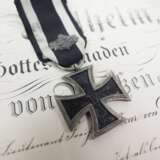 Preussen: Eisernes Kreuz, 1870, 2. Klasse mit Eichenbruch "25", Prinzengröße, mit Urkunde für einen Premier-Lieutenant im 2. Garde-Dragoner-Regiment, komm. als Ordonanz-Offizier beim Ober-Kommando der II. Armee… - photo 5