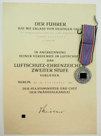 Luftschutz-Ehrenzeichen, 2. Stufe, mit Urkunde für einen Ortsrgruppen-Baubearbeiter im Reichsluftschutzbund in Ennigloh. - фото 1