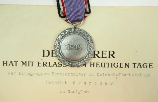 Luftschutz-Ehrenzeichen, 2. Stufe, mit Urkunde für einen Ortsrgruppen-Baubearbeiter im Reichsluftschutzbund in Ennigloh. - фото 2